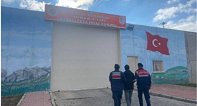 Dolandırıcılık suçundan aranırken jandarmaya yakalandı