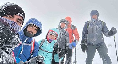 Dondurucu soğukta Ağrı Dağı'nda zirve tırmanışı