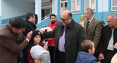 Dulkadiroğlu'ndaki çocuklara kışlık kıyafet yardımı