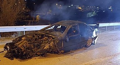 Elazığ'da otomobil aydınlatma direğine çarptı: 2 yaralı
