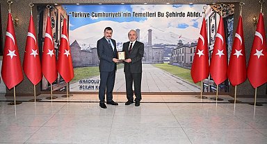 Erzurum Valisi Mustafa Çiftçi'den ER-VAK'a takdir plaketi