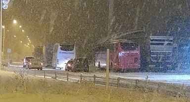 Erzurum'da ulaşıma kar engeli: Çok sayıda araç yolda kaldı