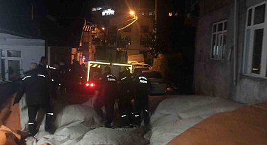 Evin çatısına çıkarak intihara kalkışan kişiyi ekipler ikna etti