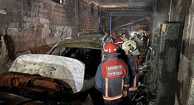 Evin garajındaki iki araç alevlere teslim oldu, bir kişi dumandan etkilendi