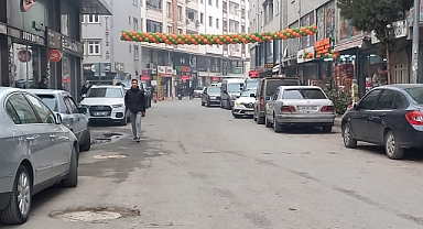 Hatalı park edilen araçlar trafiği tek şeride düşürdü