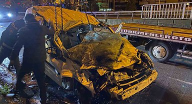 Hopa'da feci kaza... Kontrolden çıkan araç dereye uçtu: 1 ölü, 2 yaralı