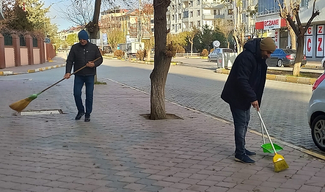 IĞDIR’DA ESNAFTAN  YAPRAK  VE ÇEVRE TEMİZLİĞİ…