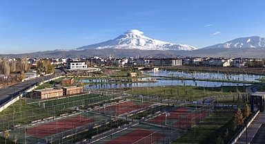 Iğdır’da güneşli havada kar yağdı