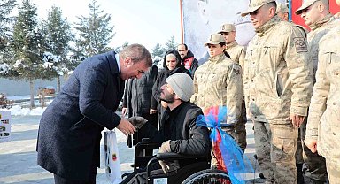 Jandarmadan engellilere tekerlekli sandalye desteği