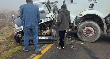 Kamyon ile minibüs çarpıştı: 1 kişi ağır yaralandı