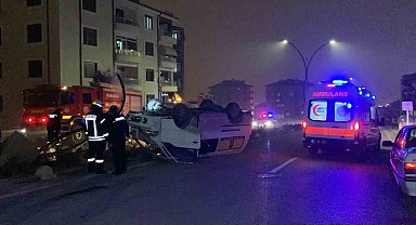 Karaman'da aydınlatma direğine çarpan minibüs takla attı: 1 yaralı