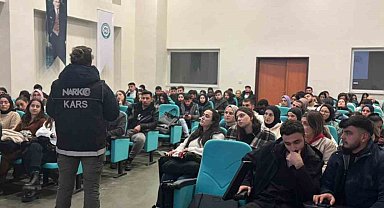 Kars'ta polis 700 üniversite öğrencisine narkotik eğitim verdi