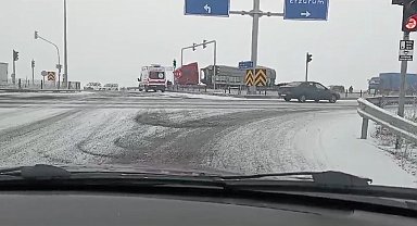 Kars'ta yollar buz pistine döndü