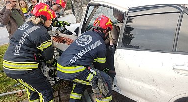 Kontrolden çıkan araç ağaca çarparak durabildi