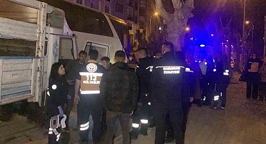 Kontrolden çıkan kamyonet, otobüs ve park halindeki araçlara çarptı: 2 yaralı