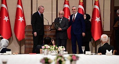 Mehmet 'Usta' Cumhurbaşkanı Erdoğan'dan plaket aldı