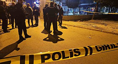 Motosikletli kasklı şüpheli, sokak ortasında bir kişiyi başından vurarak öldürdü