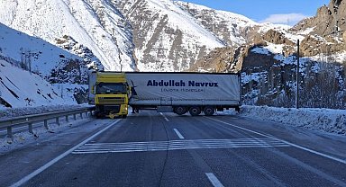 Oltu yol ayrımında yine Tır kazası