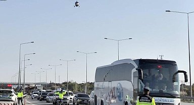 Otoyolda 'cayrokopter'le denetim: 20 araca cezai işlem uygulandı, 3 aranan şahıs yakalandı