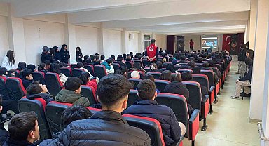 Polis öğrencileri bilgilendirdi
