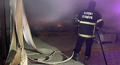 Samandağ'da metruk iş yeri alevlere teslim oldu