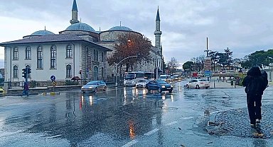 Şiddetli yağmur Edirne'de hayatı olumsuz etkiledi