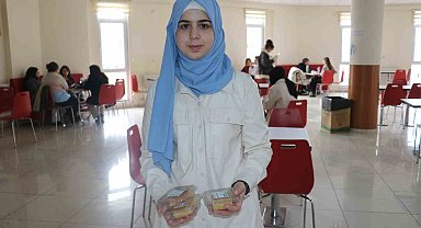 Suriyeli öğrenci Baas rejiminin devrilmesini tatlı dağıtarak kutladı