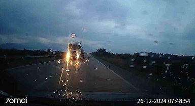 Sürücüsünün direksiyon hakimiyeti kaybettiği tanker karşı şeride geçti
