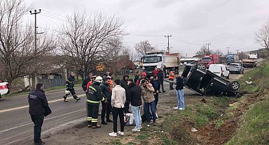 Tekirdağ'da virajda kayan araç takla attı: 2 yaralı