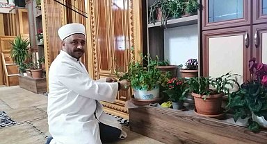 Tokatlı imam cami içini çiçek bahçesine çevirdi