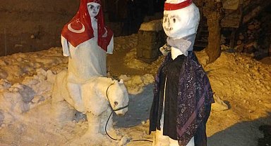 Torunu mutlu olsun diye kardan heykeller yaptı