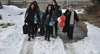 Üniversiteli gençlerin elleriyle gönüller buluşuyor