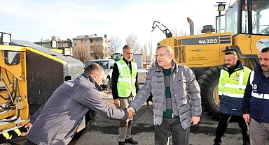 Vali Polat, karla mücadele ekipleriyle bir araya geldi