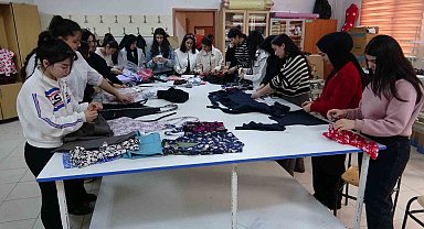 Van'da moda tasarım öğrencileri ihtiyaç sahibi olanlar için dikiyorlar
