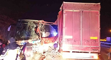 Yolcu otobüsüyle tır çarpıştı: 18 yaralı
