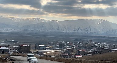 Yüksekova'nın etrafını saran dağlar karla kaplandı