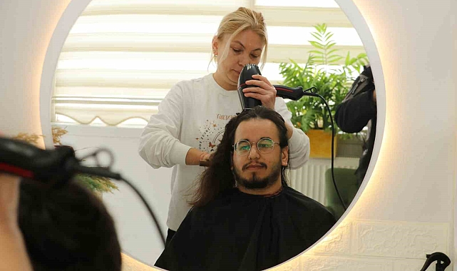 7,5 yıldır uzattığı saçlarını kanser hastaları için bağışladı