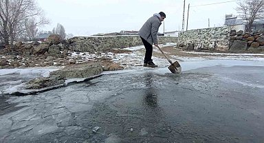 Akyaka'da çiftçiler donmuş derenin buzunu kırarak hayvanlarına su sağlıyor