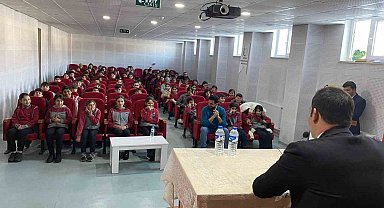 Arpaçay Kaymakamı Akköz, Meslek tanıtım günlerinde öğrencilerle buluştu
