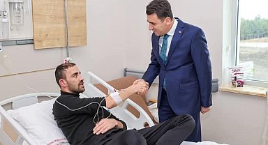 Bilecik Valisi Şefik Aygöl, gazi olan askeri hastanede ziyaret etti