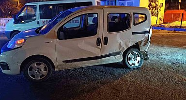 Bitlis'te 3 araçlı zincirleme trafik kazası: 2'si ağır 4 yaralı