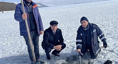Çıldır Gölü'nde festival öncesi buz kalınlığı ölçüldü