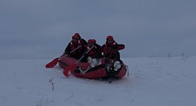 Erzurum Valisi Mustafa Çiftçi, macera tutkunlarıyla kar raftingi yaptı