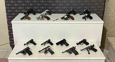Evden cephanelik çıktı: Binlerce fişek ve çok sayıda tabanca ele geçirildi
