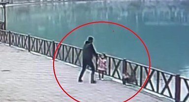 Fotoğraf için poz verirken göle düşen çocuğu babasının kurtardığı anlar kamerada
