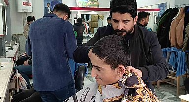 Gönüllü berber yetim ve öksüz çocukları ücretsiz tıraş yapıyor