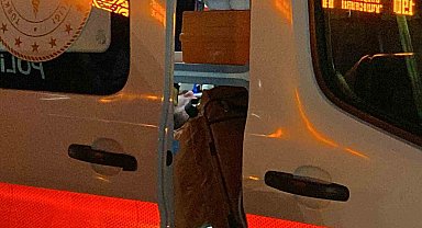 Hafif ticari araç otomobile çarptı