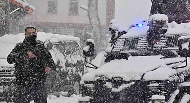 Hakkari polisi kar kış demeden görev başında