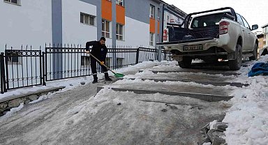 Hakkari'de Sibirya soğukları: Yollar ve merdivenler buz tuttu