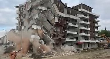 Hatay'da 7 katlı bina iş makinesinin darbesiyle yıkıldı